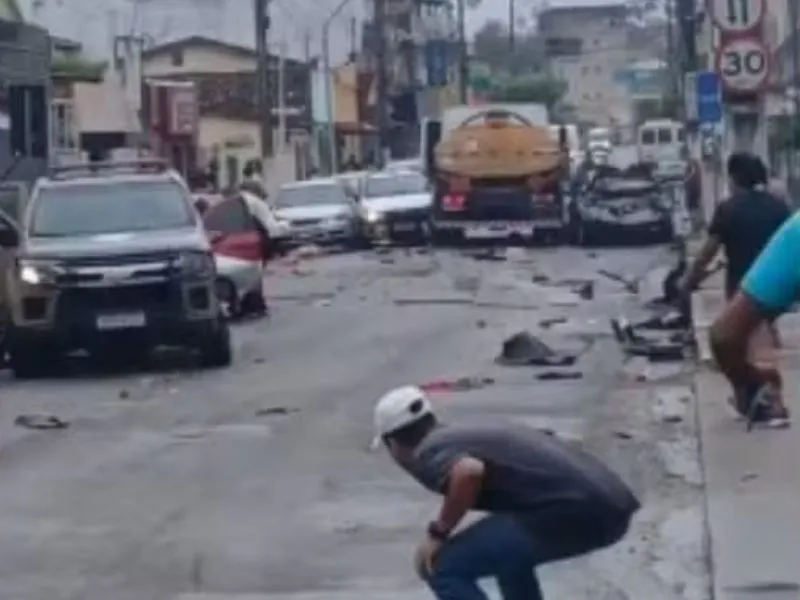 : Caminhão-tanque desgovernado causa acidente e deixa quatro feridos