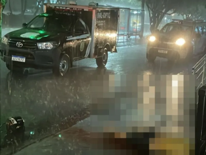 Homem com tornozeleira eletrônica é morto a tiros em frente à tabacaria em Manaus