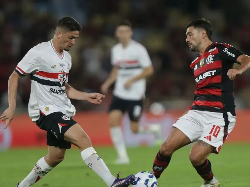 Flamengo enfrenta o São Paulo em busca da liderança do Brasileirão