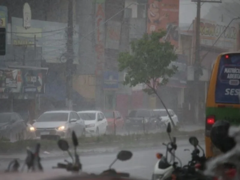Chuva forte provoca alerta da Defesa Civil e risco de alagamentos na capital amazonense