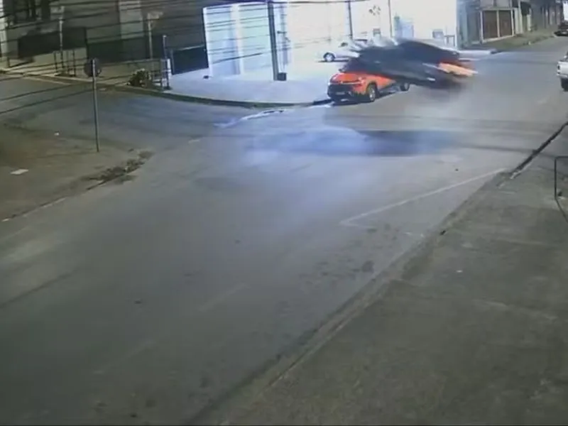 Vídeo flagra carro e viatura “voando” em perseguição policial