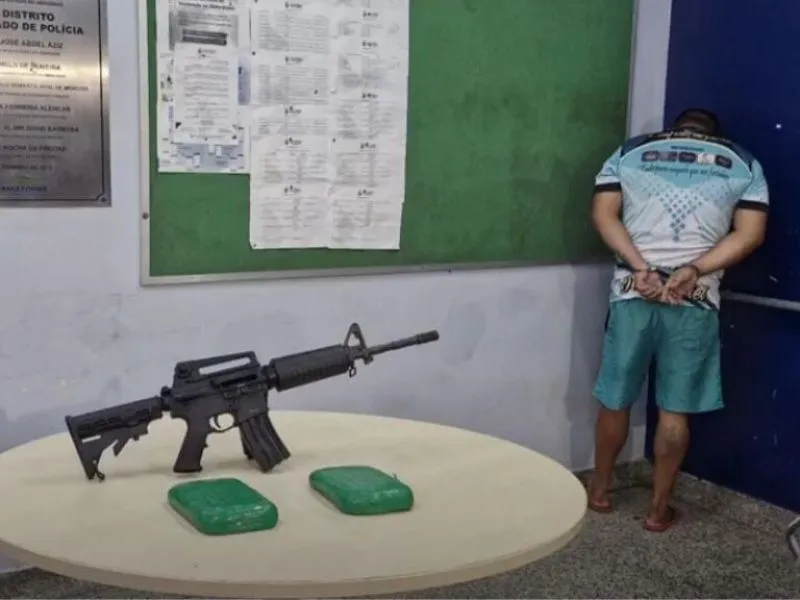Homem apontado como líder de fação criminosa é preso com fuzil e drogas em Manaus